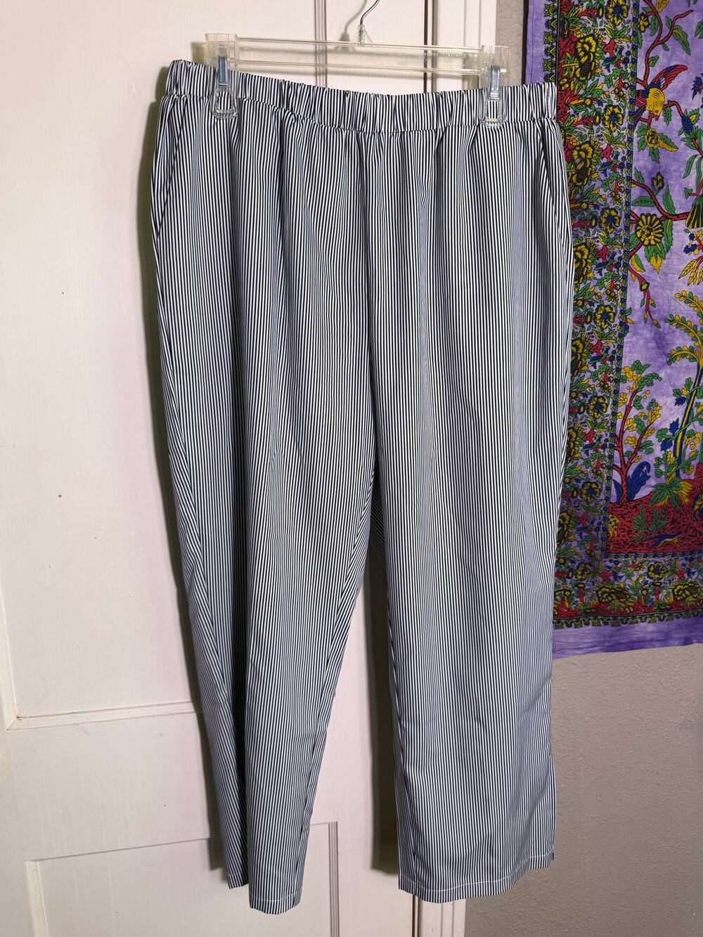 Womens XL Black White Pinstripe Pull On Pants Elastic Waist Pockets Cropped